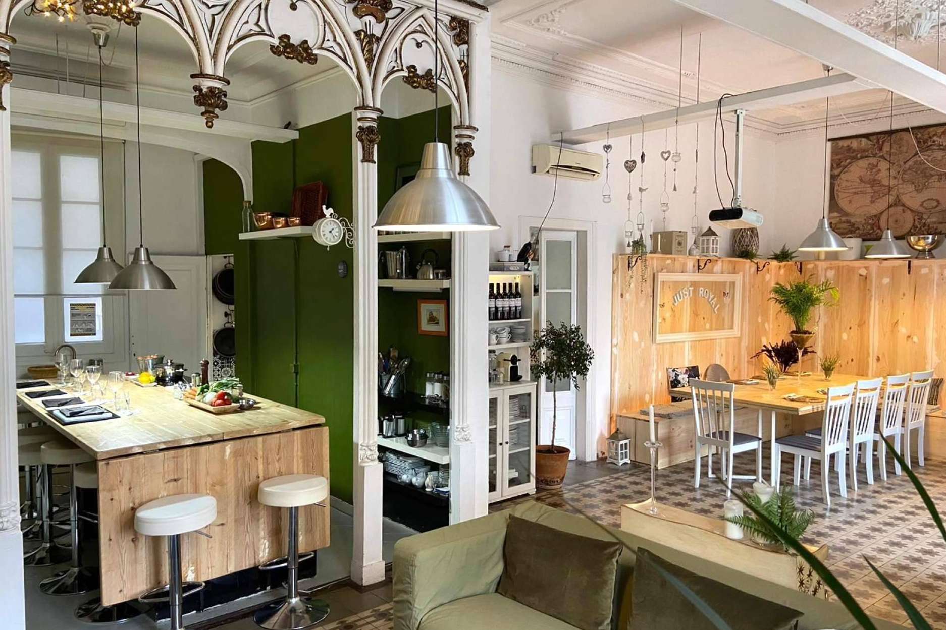 Just Royal BCN offers cooking workshops with team-building dynamics as a work incentive